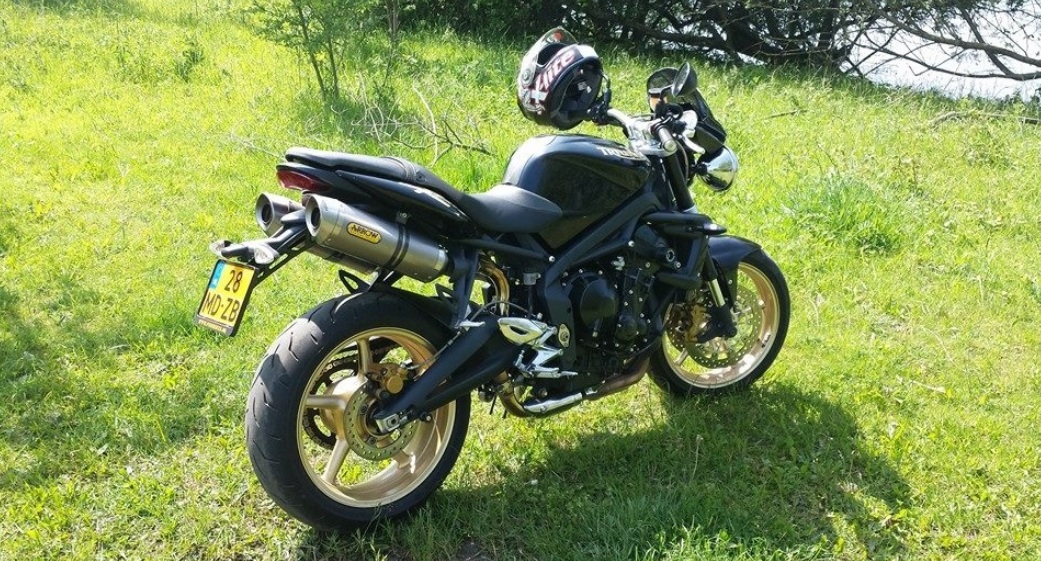 street triple R bij motoshare.jpg